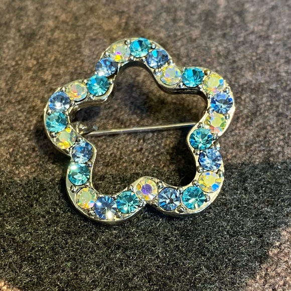 Jewelry - Darling blue sparkly pin / broach! 🤩